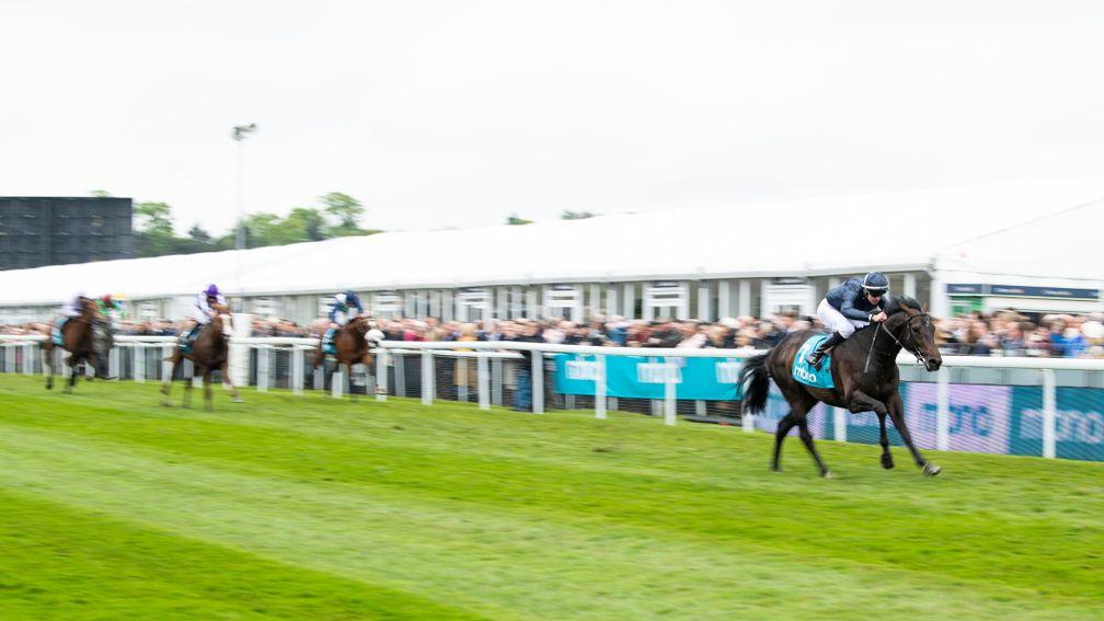 Sir Dragonet streaks clear in the Chester Vase