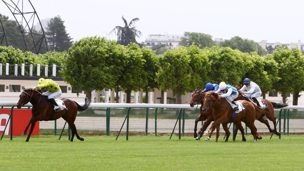 The Summit heads for the home in the Prix de Fontainebleau, with Victor Ludorum in third
