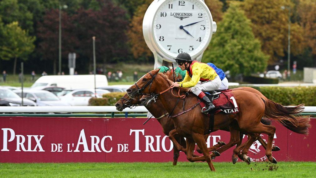 On time: Torquator Tasso and Rene Piechulek (near side) swoop late to land the Arc