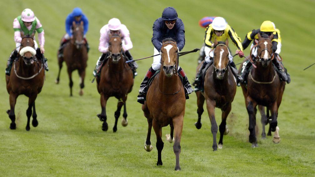 George Washington (centre) storms clear of a decent 2,000 Guineas field