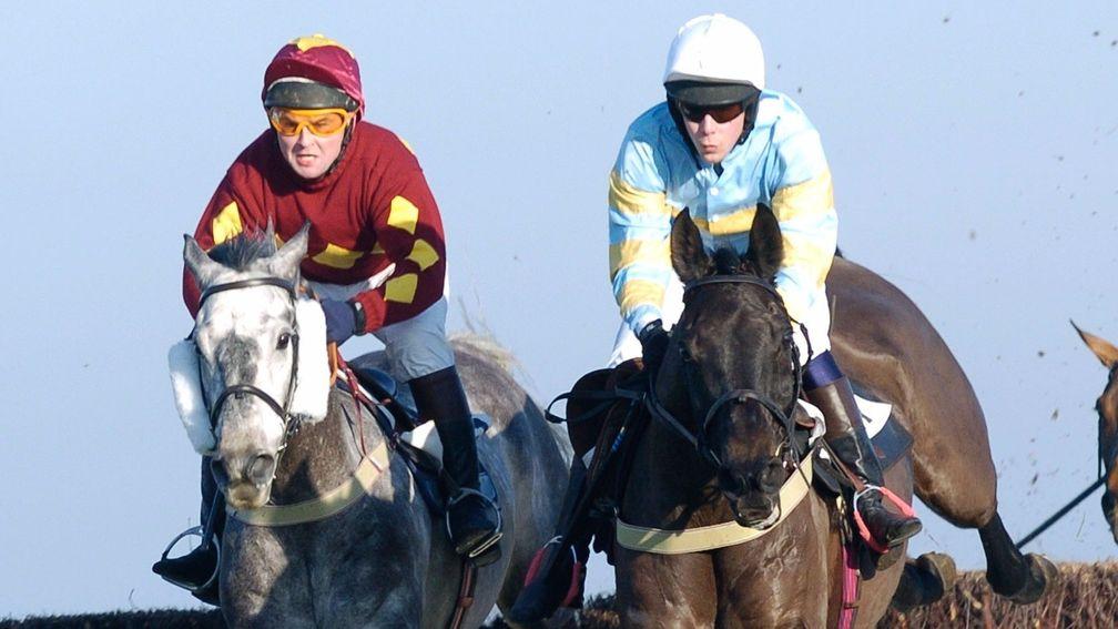 MENS OPEN WINNER FULL MINTY (GUY DISNEY), RIGHT, RACES WITH  KHALADJISTAN (JAMES HANDLEY) AT COTTENHAM POINT TO POINT RACES ON THE FIRST DAY OF THE 2006 SEASON 2JAN06 COPYRIGHT PIC; JOHN BEASLEY 01202 309489. 30 THISTLEBARROW RD BOURNEMOUTH BH7 7AL