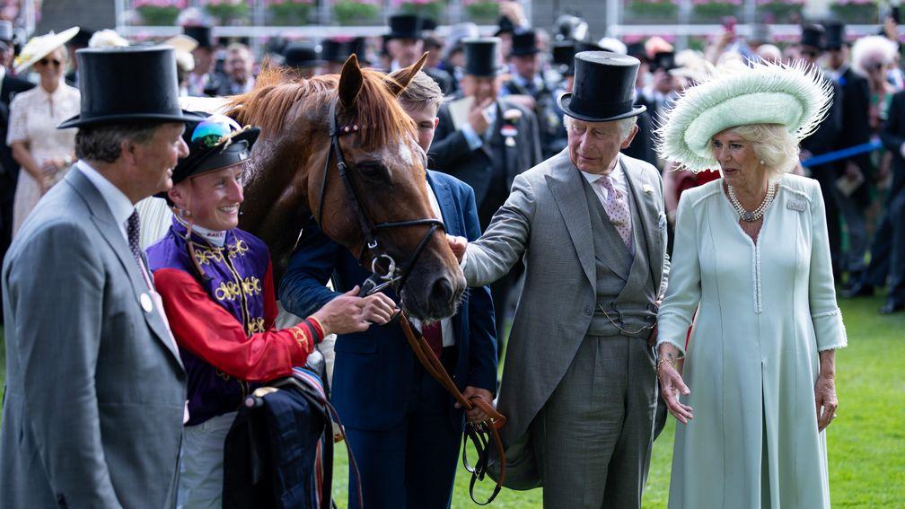 The King and Queen with Desert Hero after the King George V Stakes