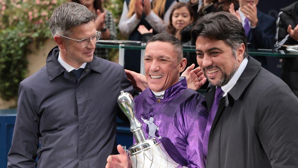 Kia Joorabchian (right) celebrates King Of Steel's success with Frankie Dettori (centre) and Roger Varian