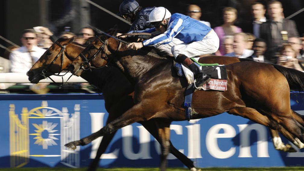 Youmzain (closest) is beaten a head by Dylan Thomas in the 2007 Arc
