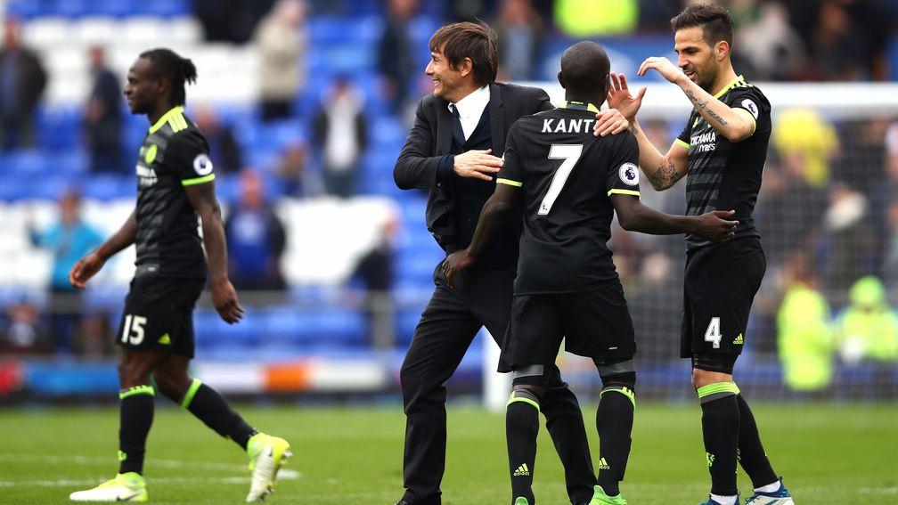 Antonio Conte and Chelsea players celebrate their win at Everton