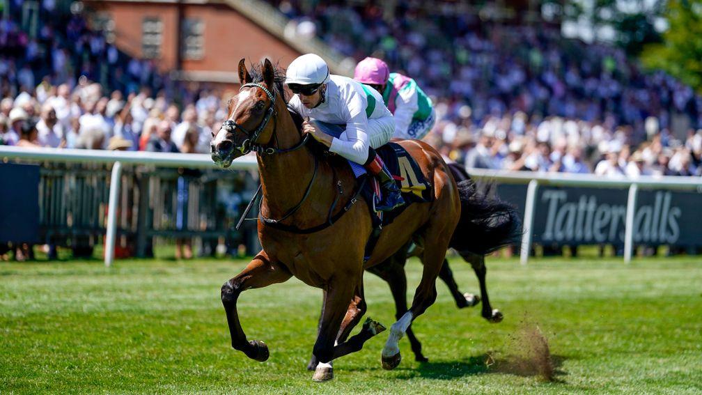 NEWMARKET, ENGLAND - JULY 08: Martin Harley riding Epictetus (L) win The Weatherbys British EBF Maiden Stakes at Newmarket Racecourse on July 08, 2022 in Newmarket, England. (Photo by Alan Crowhurst/Getty Images)