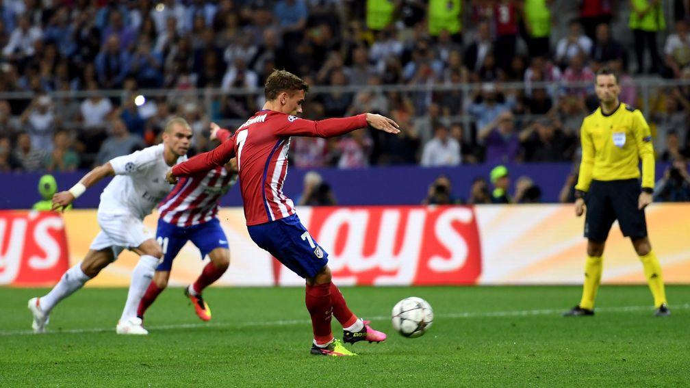 Atletico Madrid's Antoine Griezmann misses the penalty awarded by Mark Clattenburg