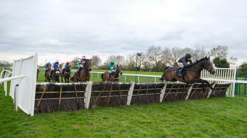  Lightening Mahler and Harry Skelton (right) on their way to victory at Huntingdon  