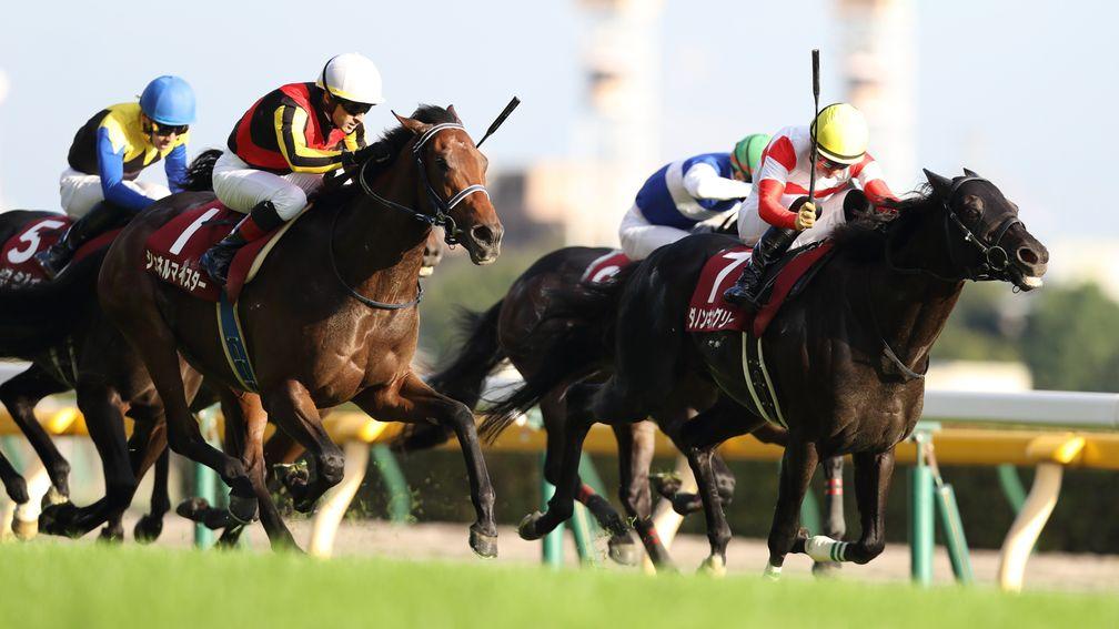 Schnell Meister (all-white cap) finishes fast to catch Danon Kingly (right) at Tokyo