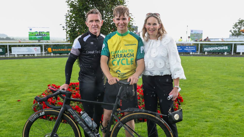 Anthony McCoy (left) with Paddy Smullen after their
Curragh To Curragh cycle ride in aid of Cancer Trials Ireland
Photo: carolinenorris.ie
