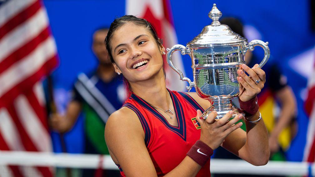 Emma Raducanu poses with the US Open trophy