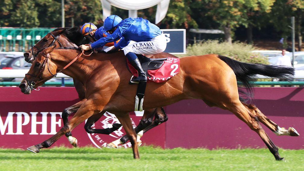 Kitesurf (near) gets up to catch Magic Wand in the Prix Vermeille at Longchamp