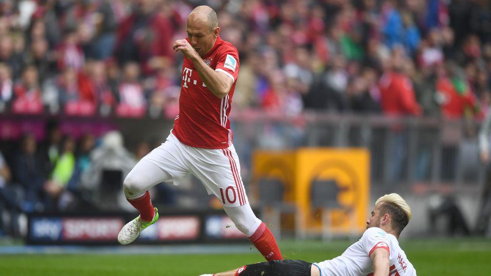 Bayern Munich winger Arjen Robben stretches the Mainz defence