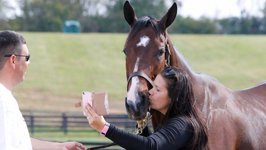 Pucker up! Songbird poses for a selfie