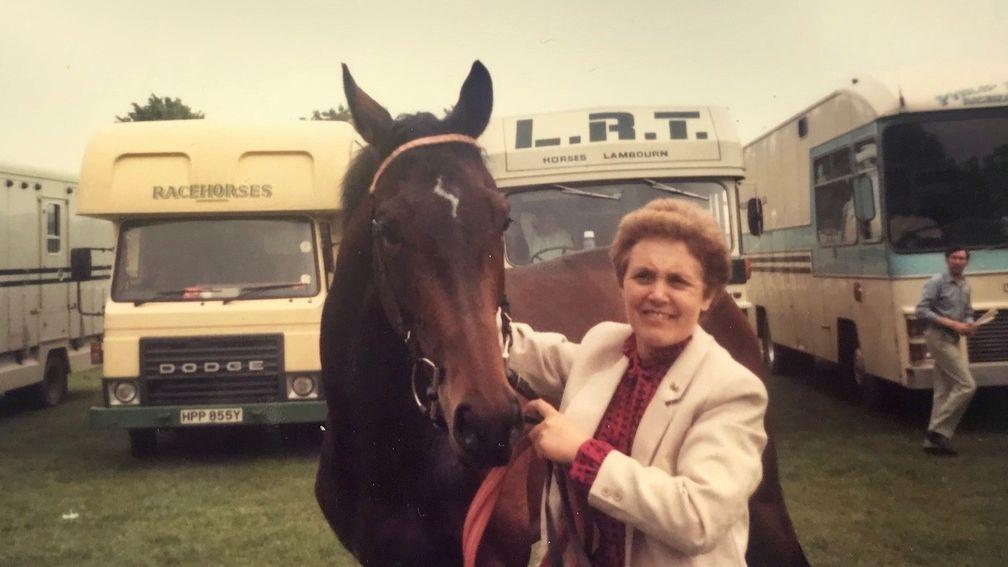 Jean Bucknell with Slip Anchor after the 1985 Derby at Epsom
