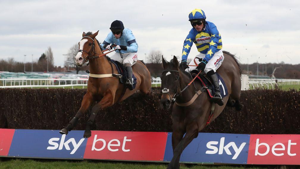 Dynamite Dollars (right): justified short odds in the Grade 2 novice chase