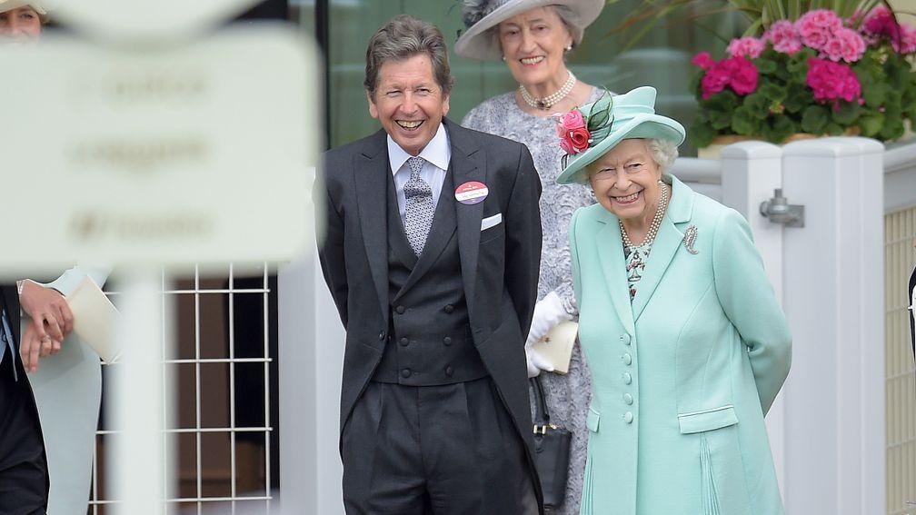 ASCOT, ENGLAND - JUNE 19: Queen Elizabeth II (C) and John Warren (L) watch as horses are led into the parade ring during Royal Ascot 2021 at Ascot Racecourse on June 19, 2021 in Ascot, England. (Photo by Antony Jones/Getty Images for Royal Ascot)
