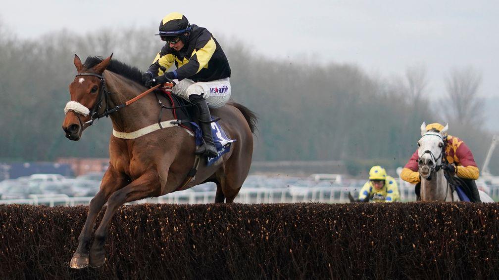 Elegant Escape and Tom O'Brien lead Ramses De Teilee in the Welsh Grand National