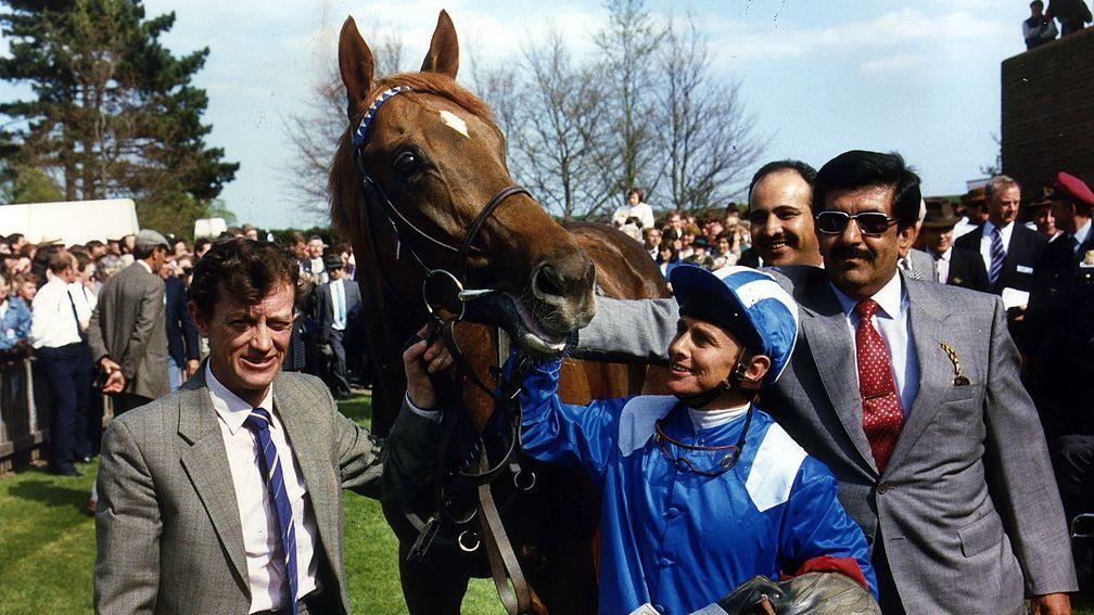 Willie Carson and Nashwan after their 1989 2,000 Guineas victory