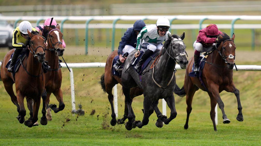Sherbet Lemon (green and white striped sleeves) and Paul Mulrennan land the Novibet Oaks Trial at Lingfield