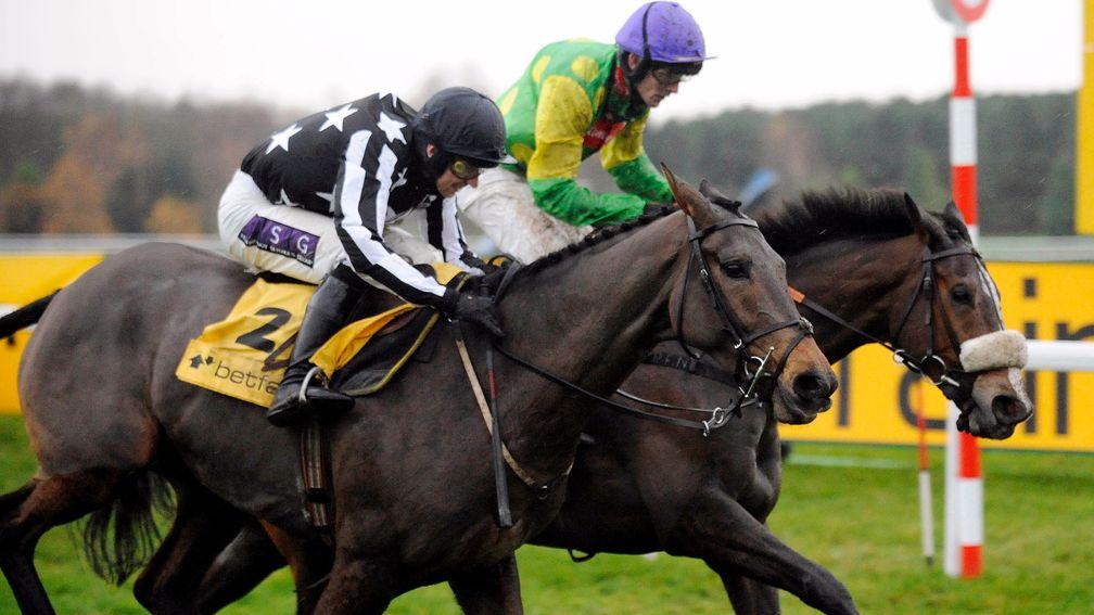Kauto Star beats Imperial Commander by a nose in the Betfair Chase in 2009 over 2m7f