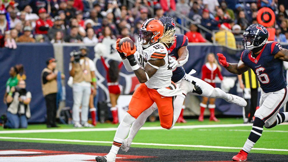 Cleveland Browns tight end David Njoku hauls in a touchdown reception against the Houston Texans. (Photo by Ken Murray/Icon Sportswire via Getty Images)