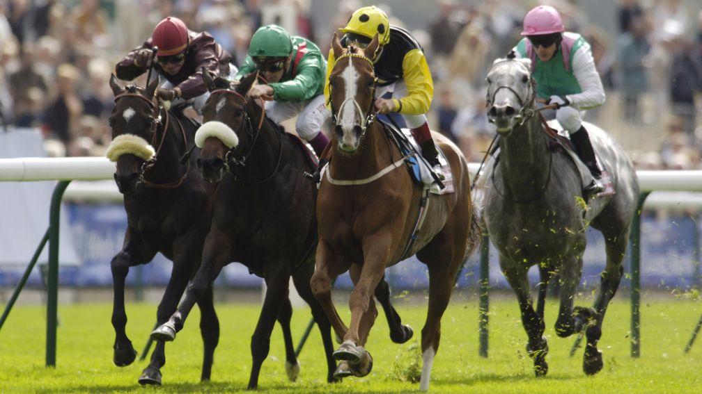 Sergeant Cecil (second right) win the Prix du Cadran at Longchamp in 2006
