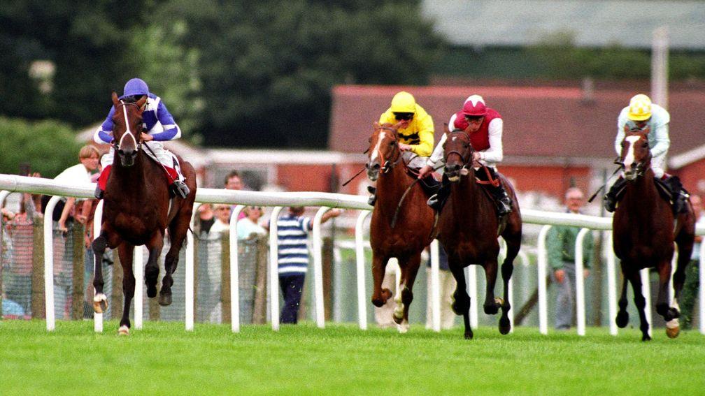 St Jovite (left) wins the 1992 King George VI and Queen Elizabeth Diamond Stakes at Ascot from Saddlers' Hall (right)