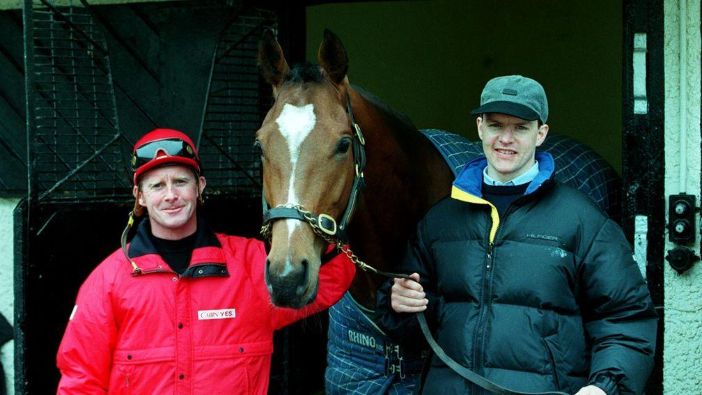 Mick Kinane and Aidan O'Brien with Galileo at Ballydoyle in 2001