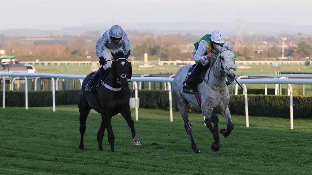 Lake View Lad (right) gets the better of Santini in the Many Clouds Chase