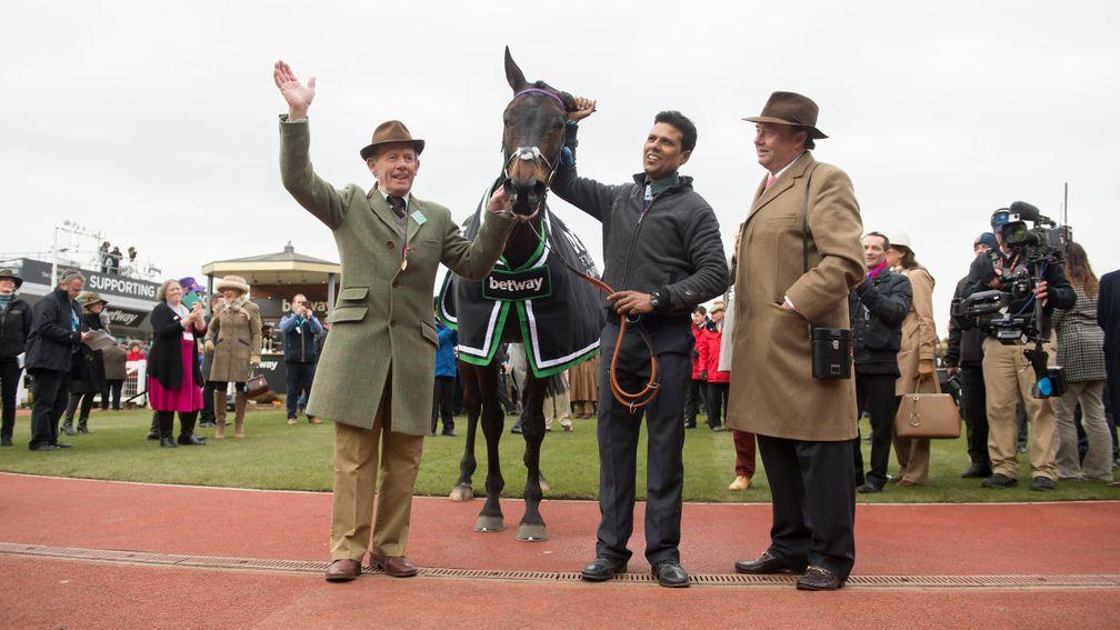 Corky Browne (left), groom Sarwar Mohammed and Nicky Henderson (right) pose with Sprinter Sacre after his 2016 Champion Chase triumph