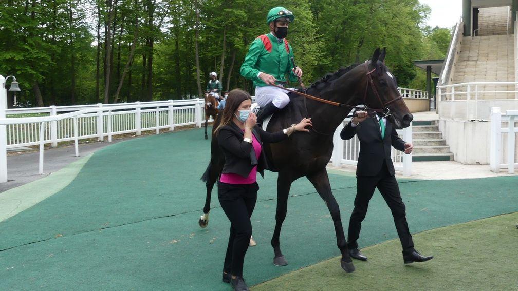 Makaloun returns to the Chantilly winner's enclosure after landing the Prix de Guiche