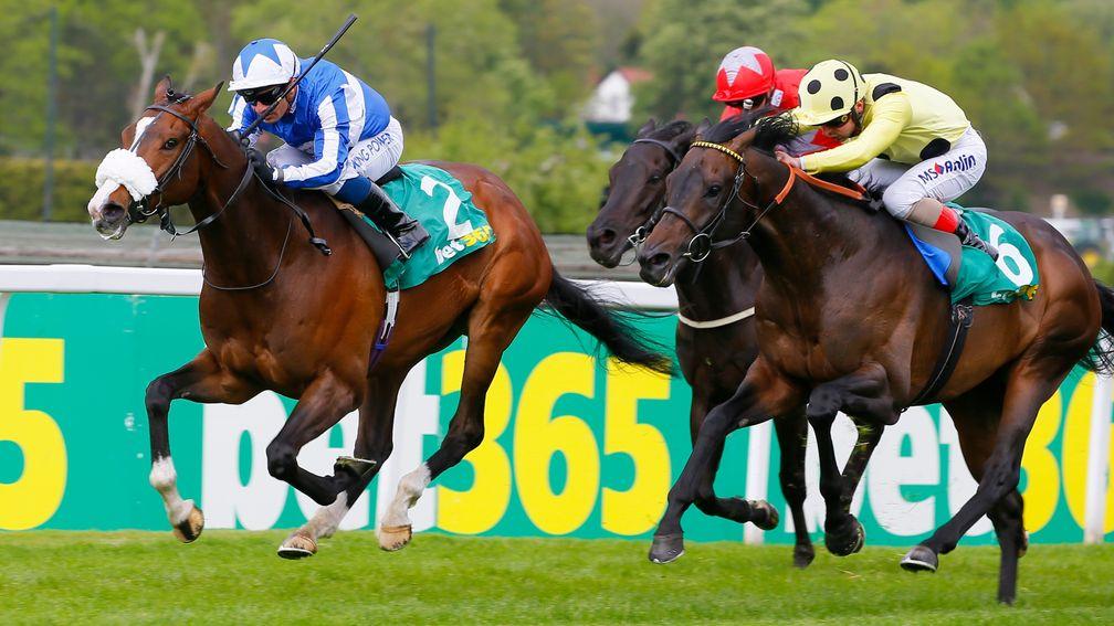 Beat The Bank (Silvetre de Sousa, left) sees of Sharja Bridge (right) to win the bet365 Mile at Sandown on Friday