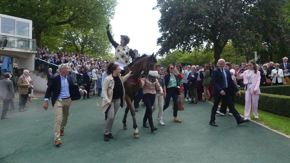 Rosario Baron and Johnny Charron after winning the Grand Steeple-Chase de Paris