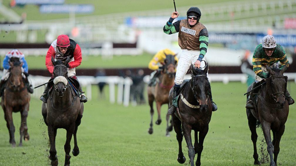 Knockara Beau (centre) enjoys his finest hour in the 2014 Cleeve Hurdle