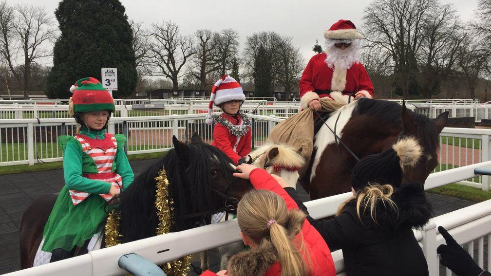 Simon Mapletoft@SimonMapletoft 3h3 hours agoSanta and his helpers have arrived at Lingfield Park - on horseback. Join the fun live on AtTheRaces from 11.35. @awchamps