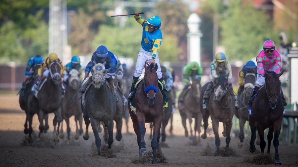 American Pharoah and Victor Espinoza win the Kentucky Derby in 2015
