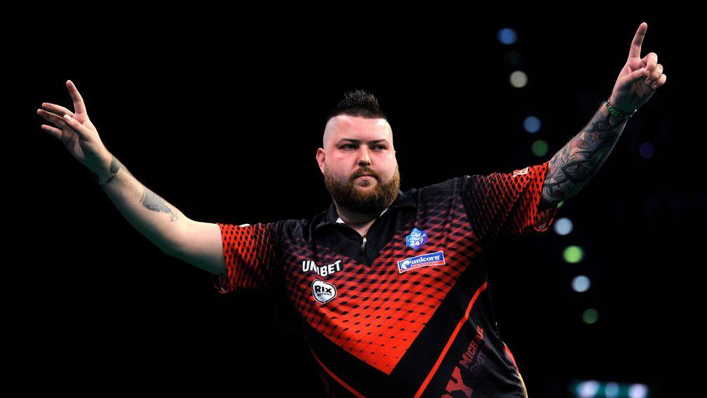 Michael Smith is expected to come out tops following his war of words with Glen Durrant