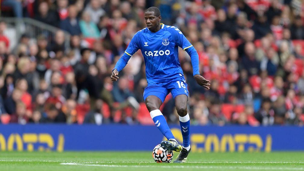 Abdoulaye Doucoure Everton on the ball
