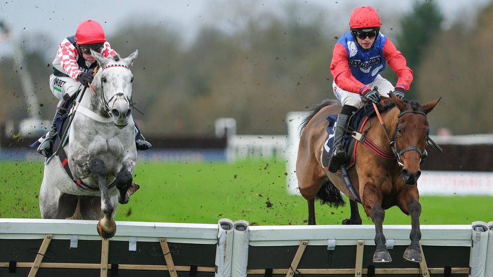 Ma Shantou (right, Harry Cobden) got the better of favourite Excello (Nico de Boinville at Windsor