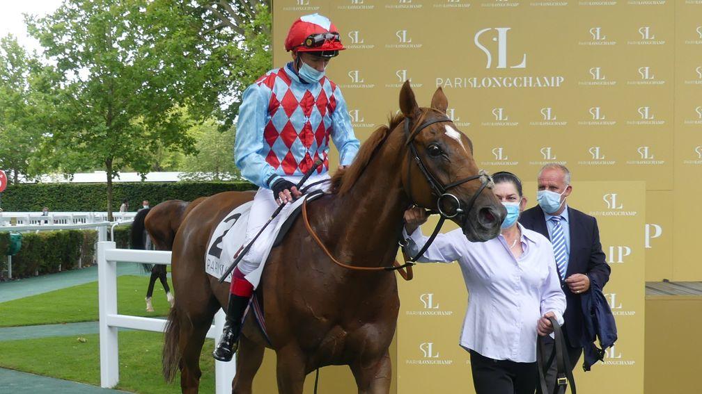 Red Verdon and Frankie Dettori return to the winner's enclosure after winning the Prix Maurice de Nieuil at Longchamp