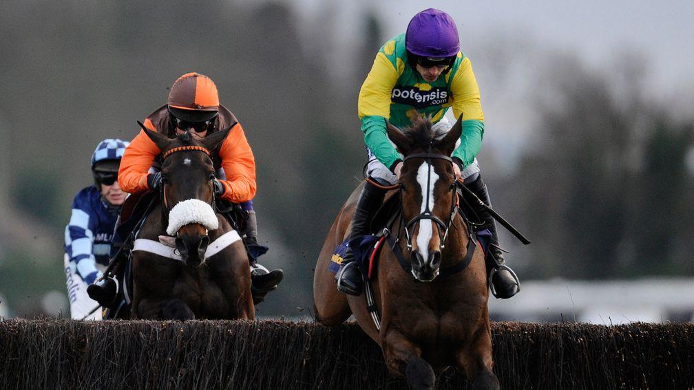 Kauto Star beats Long Run in the 2011 King George VI Chase