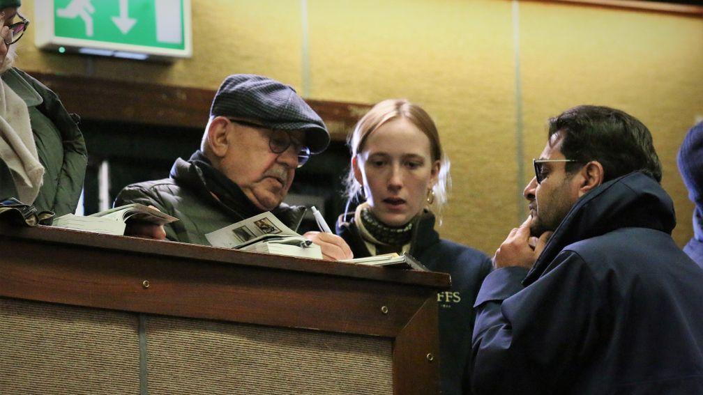 Imad Al Sagar (right) looks on as Tony Nerses signs the docket at €50,000 for the Decorated Knight filly out of Aniarnota