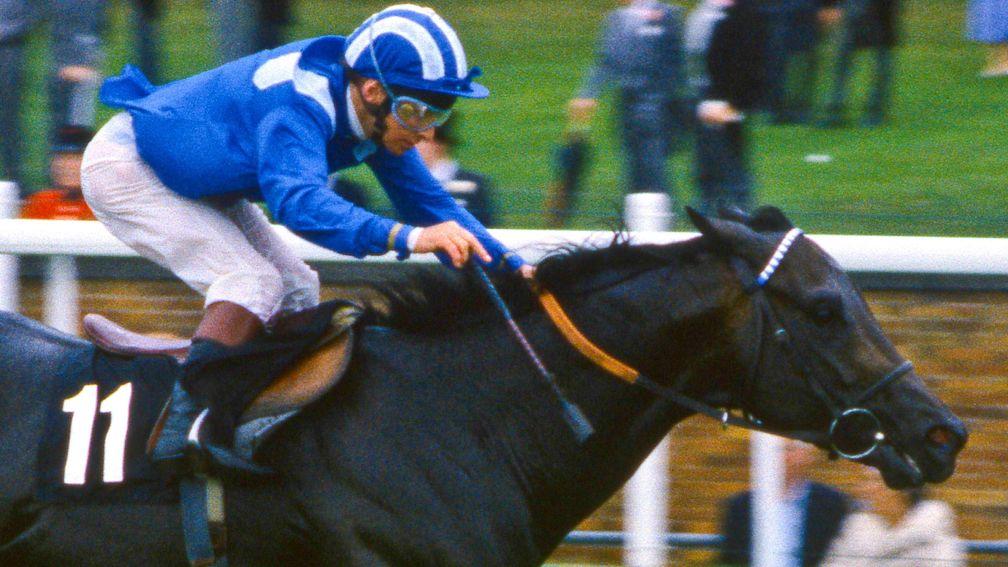 Willie Carson, using his whip in the backhand position, aboard the great sprinter Dayjur in the 1990 King's Stand Stakes
