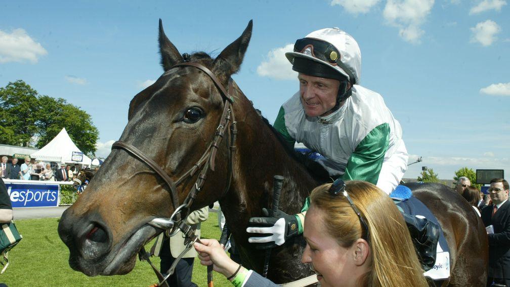 CURRAGH SUN 23 MAY 04  PIC: CAROLINE NORRISATTRACTION AND KEVIN DARLEY IN WINNER'S ENCLOSURE WITH CARRIE SANDERSON.