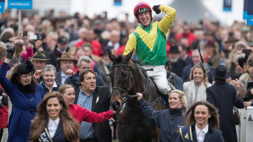 The man in question pictured to the left of Sizing John