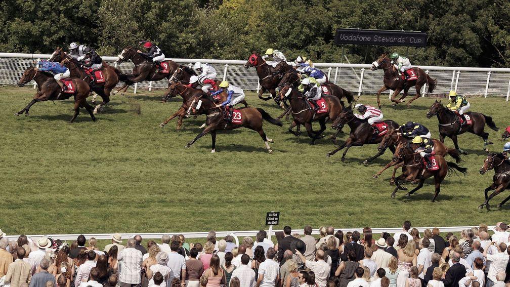 Borderlescott and Royston Ffrench lead the field home to land the 2006 Stewards' Cup at Goodwood