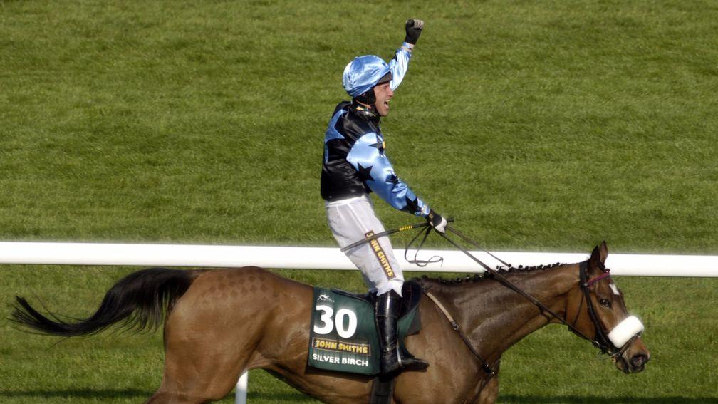 Aintree 14.4.07 Picture:Edward WhitakerSilver Birch(Robbie Power,right) wins The Grand National