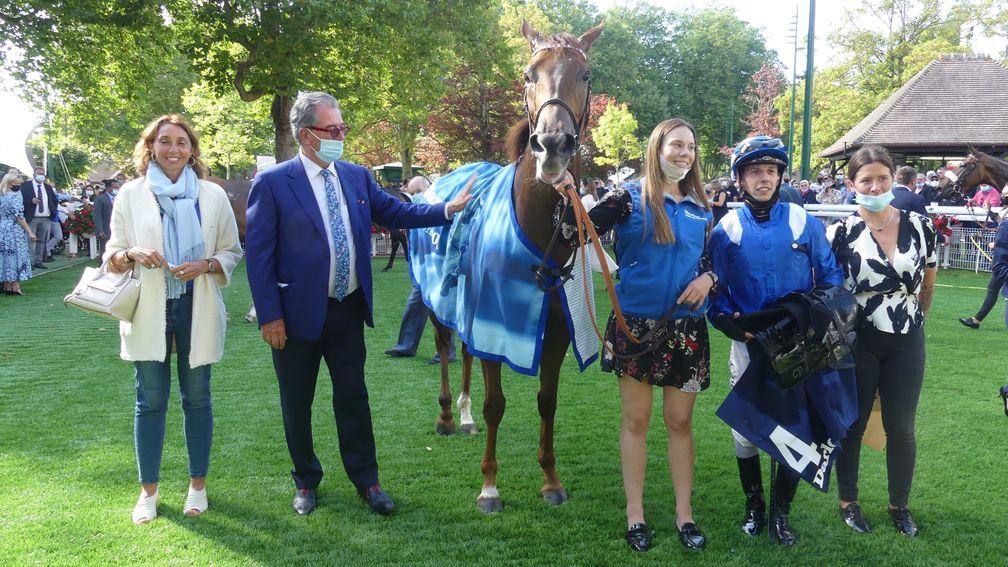 Connections pose for pictures with Raabihah following her victory in the Prix de Pomone