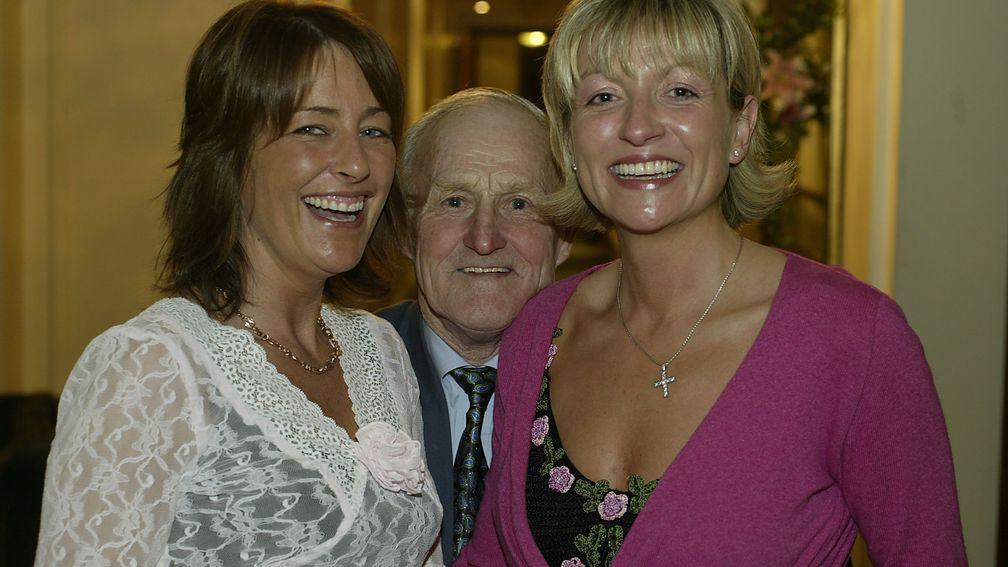 Tommy Kinane with Audrey O'Dwyer (left) and Avril Perrin at the 2004 Irish Flat awards